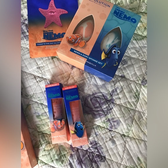 Finding Nemo Disney 17 pcs Set Makeup Revolution Eyeshadow lip oil brush bag New - Picture 6 of 14